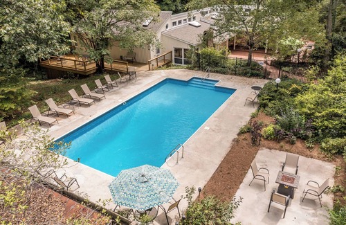 Creedmoor Casa | New! Spacious 5-bedroom house, Great deck, Pool, Close to Attractions