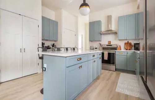 Indianapolis Casa | New spacious 5br/4ba near Butler & Broad Ripple