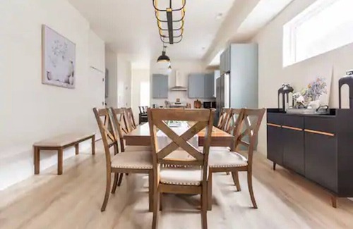 Indianapolis Casa | New spacious 5br/4ba near Butler & Broad Ripple