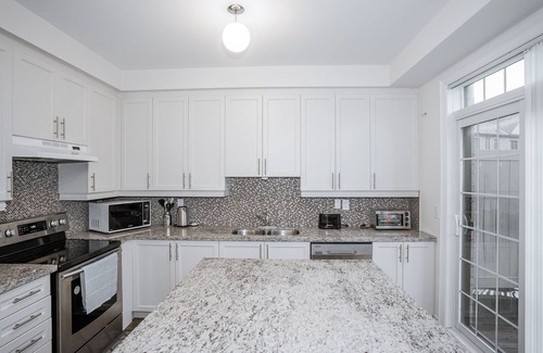 Ajax Casa | NEW Spacious Central Family Townhome 3Bdrm