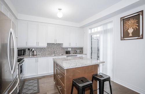 Ajax Casa | NEW Spacious Central Family Townhome 3Bdrm