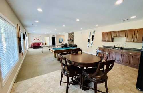 Moneta Casa | NEW - Spacious + Covered Dock + No wake zone + Kayaks + Theater