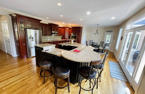 Moneta Casa | NEW - Spacious + Covered Dock + No wake zone + Kayaks + Theater