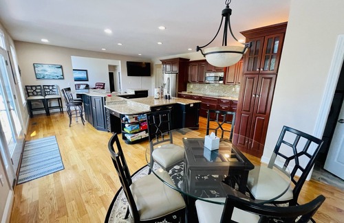 Moneta Casa | NEW - Spacious + Covered Dock + No wake zone + Kayaks + Theater