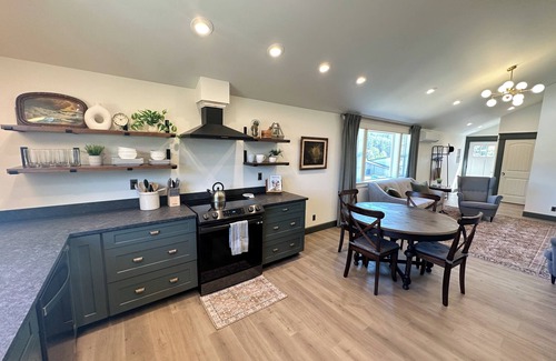 Clatskanie Apartamento | New Spacious Guesthouse in Clatskanie, OR