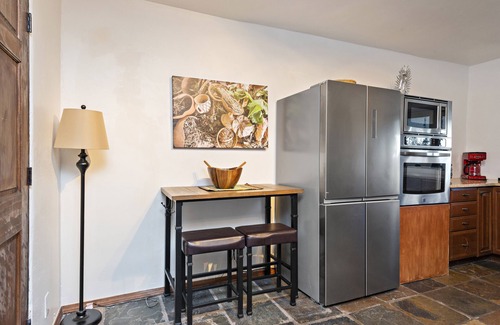 Canoncito Casa | NEW! Spacious Home*15 min to Plaza*Pool Table*Gym*Sauna*Dog Friendly