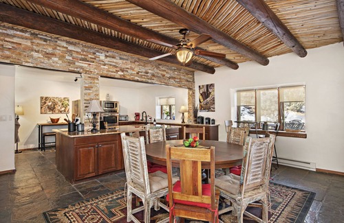 Canoncito Casa | NEW! Spacious Home*15 min to Plaza*Pool Table*Gym*Sauna*Dog Friendly
