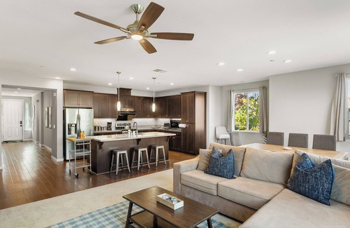 Lake Area Casa | New! Spacious House w/BBQ, theater, nice Newark with AC, BBQ, close to techs