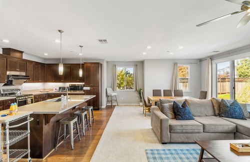 Lake Area Casa | New! Spacious House w/BBQ, theater, nice Newark with AC, BBQ, close to techs