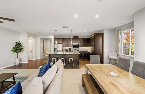 Lake Area Casa | New! Spacious House w/BBQ, theater, nice Newark with AC, BBQ, close to techs