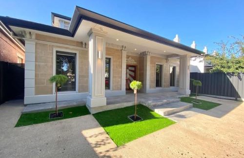Unley Casa | New Spacious Luxury 5 Bedroom Mansion in Unley