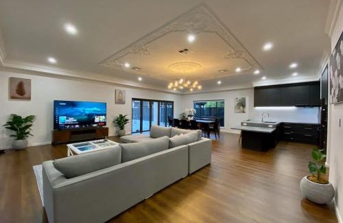 Unley Casa | New Spacious Luxury 5 Bedroom Mansion in Unley