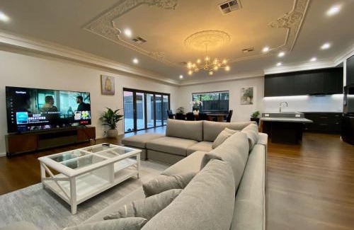 Unley Casa | New Spacious Luxury 5 Bedroom Mansion in Unley