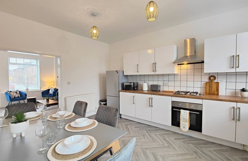 Failsworth Casa | NEW Spacious Townhouse 10 Mins to Manchester City Centre