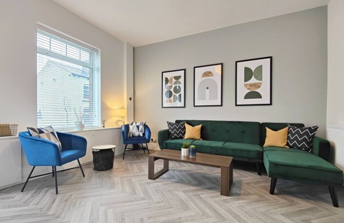 Failsworth Casa | NEW Spacious Townhouse 10 Mins to Manchester City Centre
