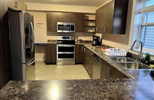 Fairview Casa | New Spacious Townhouse, 15 mns to DT, bckyrd, deck