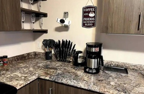 Fairview Casa | New Spacious Townhouse, 15 mns to DT, bckyrd, deck