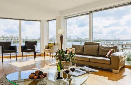 Cirencester Casa | NEW Squirrels Leap Lake Views with Spa Access