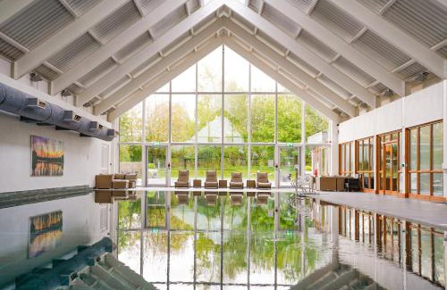 Cirencester Casa | NEW Squirrels Leap Lake Views with Spa Access