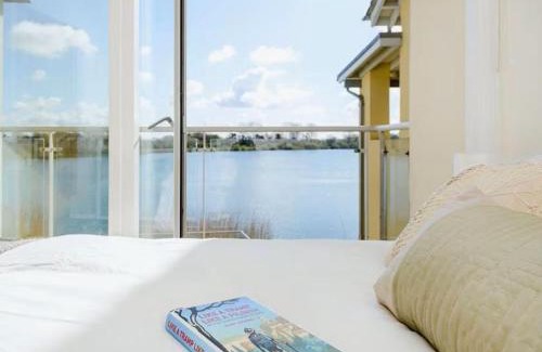 Cirencester Casa | NEW Squirrels Leap Lake Views with Spa Access