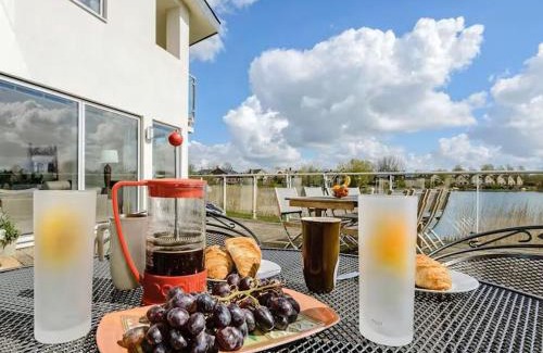 Cirencester Casa | NEW Squirrels Leap Lake Views with Spa Access