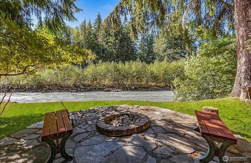 Greenwater Casa | NEW: Steps from White River near Mount Rainier National Park