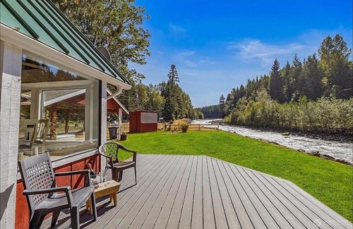 Greenwater Casa | NEW: Steps from White River near Mount Rainier National Park