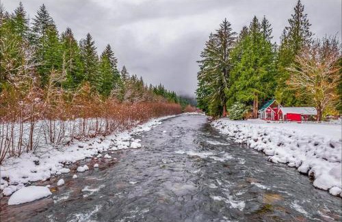 Greenwater Casa | NEW: Steps from White River near Mount Rainier National Park