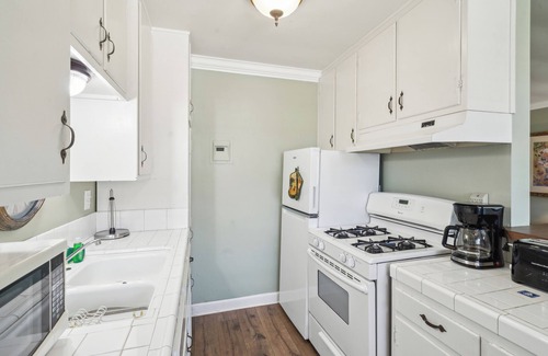 Carpinteria Condominio | Charming Full 1 bed Condo Steps from Sand! with WiFi