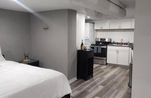 Wesley Heights Apartamento | NEW studio apt & backyard oasis in historic uptown