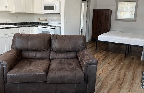 Spindale Apartamento | New Studio with kitchen & full-size appliances.