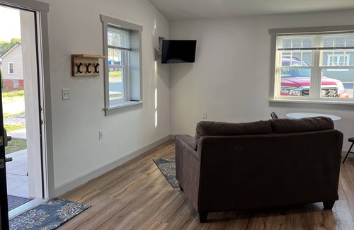 Spindale Apartamento | New Studio with kitchen & full-size appliances.
