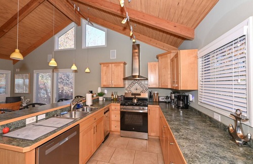 Ashtabula Casa | New! Stunning Geneva/Ashtabula Lakefront sleeps 16