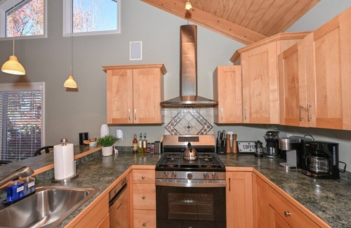 Ashtabula Casa | New! Stunning Geneva/Ashtabula Lakefront sleeps 16