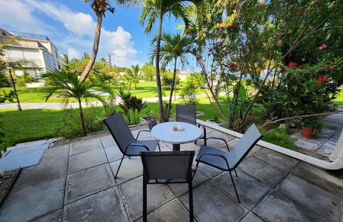Williams Town Condominio | NEW Stunning Ground Floor Beachfront Studio in Coral Beach, Grand Bahamas