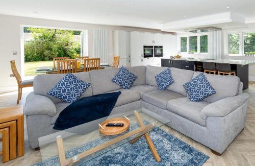 St Leonards Casa | NEW! Stunning & Modern 5 bedroom home with Parking & Garden - Excellent Location!