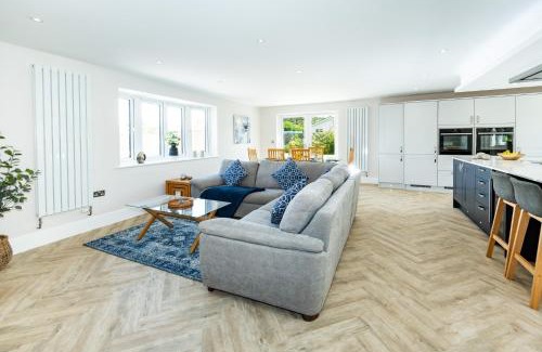 St Leonards Casa | NEW! Stunning & Modern 5 bedroom home with Parking & Garden - Excellent Location!