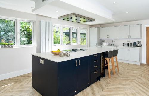 St Leonards Casa | NEW! Stunning & Modern 5 bedroom home with Parking & Garden - Excellent Location!