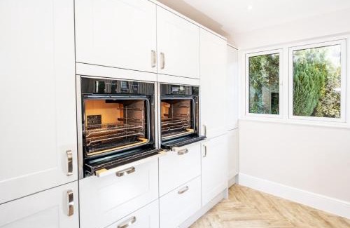 St Leonards Casa | NEW! Stunning & Modern 5 bedroom home with Parking & Garden - Excellent Location!
