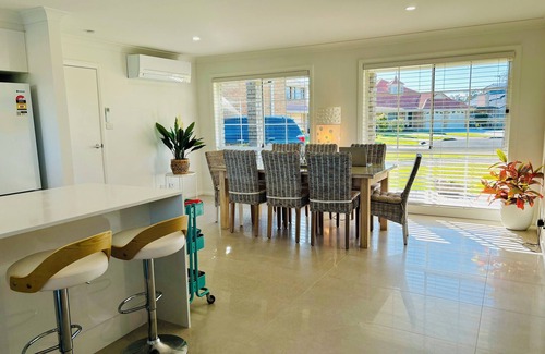 Sussex Inlet Casa | Frente al mar, larga playa de arena y embarcadero privado en Sussex Inlet