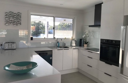 Sussex Inlet Casa | Frente al mar, larga playa de arena y embarcadero privado en Sussex Inlet