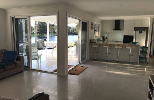 Sussex Inlet Casa | Frente al mar, larga playa de arena y embarcadero privado en Sussex Inlet
