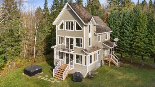 Saint-Calixte Chalet De Esquí | *NEW* Stunning Waterfront Bright Chalet with Spa