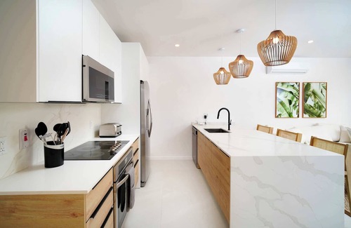 Gibbes Apartamento | New Stylish 3BR, Walk to Beach! Pool