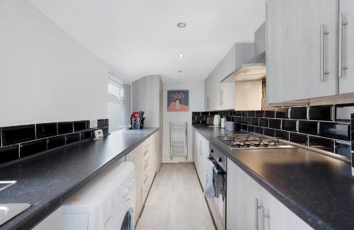 Darlington Casa | New! Stylish 4BR in St John's