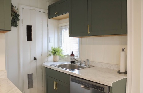 Berea Casa | NEW Stylish and Modern 1-bedroom Bungalow - 4 miles to CLE