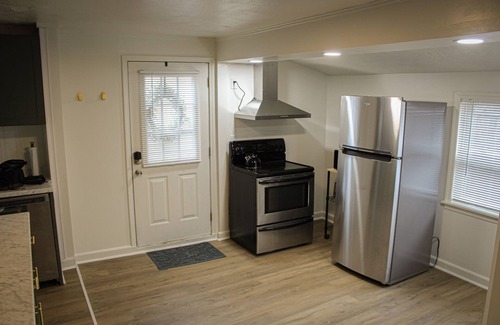 Berea Casa | NEW Stylish and Modern 1-bedroom Bungalow - 4 miles to CLE