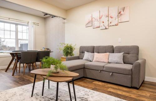 Silverado Apartamento | New&Stylish&Cozy Suit near Spruce Meadows Sleeps 6- Backyard-EV
