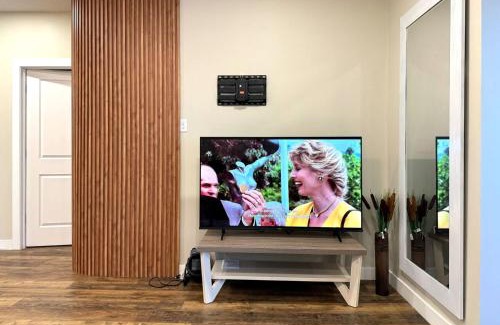 Silverado Apartamento | New&Stylish&Cozy Suit near Spruce Meadows Sleeps 6- Backyard-EV