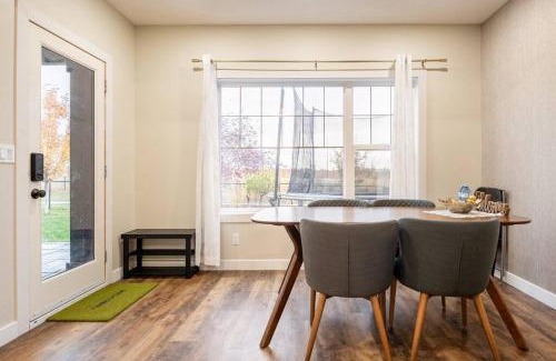Silverado Apartamento | New&Stylish&Cozy Suit near Spruce Meadows Sleeps 6- Backyard-EV